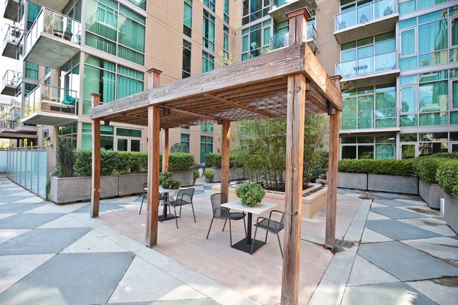 Building amenities outdoor common area - 905 Juniper St