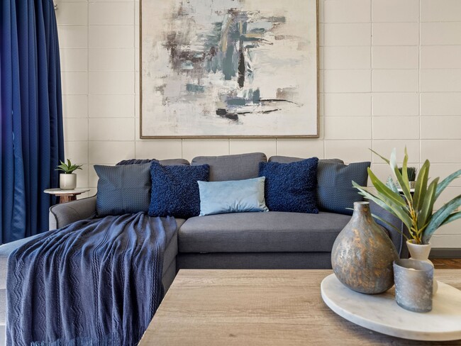 Building Photo - 710 Iris St