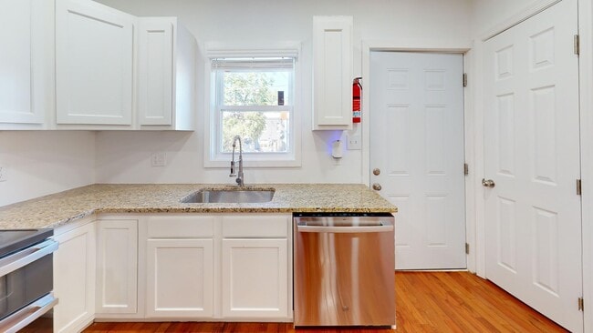 Building Photo - Recently Renovated Stunning Two Bedroom/Three & a Half Bathroom for Rent
