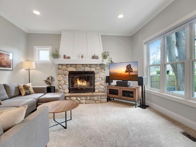 Foto del edificio - Spacious 4-Bed Gem with 3.5 Baths next to Minnehaha Creek