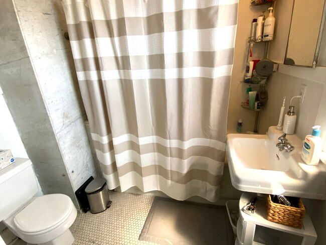 Building Photo - Brighton 3 bed/2 bath on B, C, D lines wit...