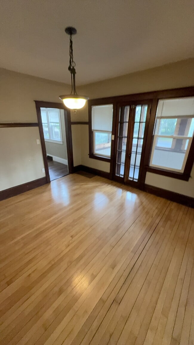 Building Photo - 3 bed 1 bath close to Water St. and UWEC! Available June 1st