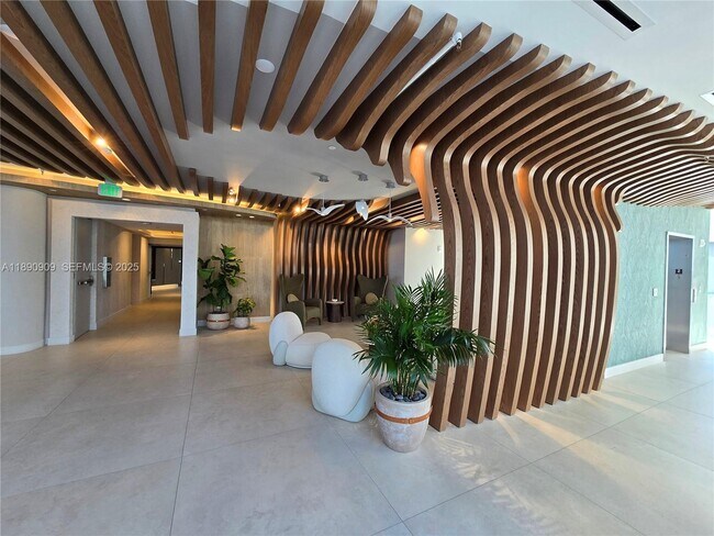 Foto del edificio - 700 NE 24th St