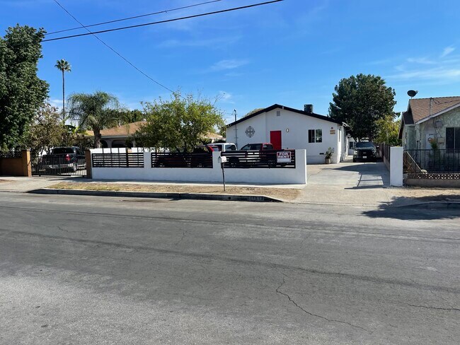 Beautiful NEW house with Secure Electric Gate Parking - 13870 Weidner St