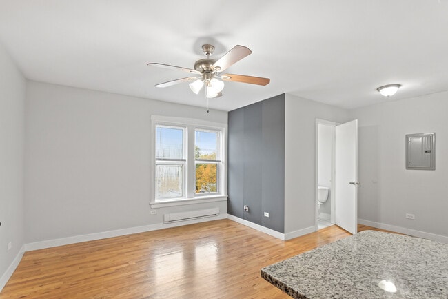 Building Photo - 7450 N Greenview Ave