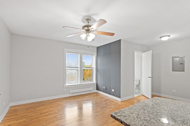 Foto del edificio - 7450 N Greenview Ave