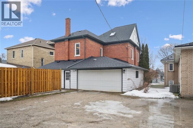 Photo du bâtiment - 10 Hampton St