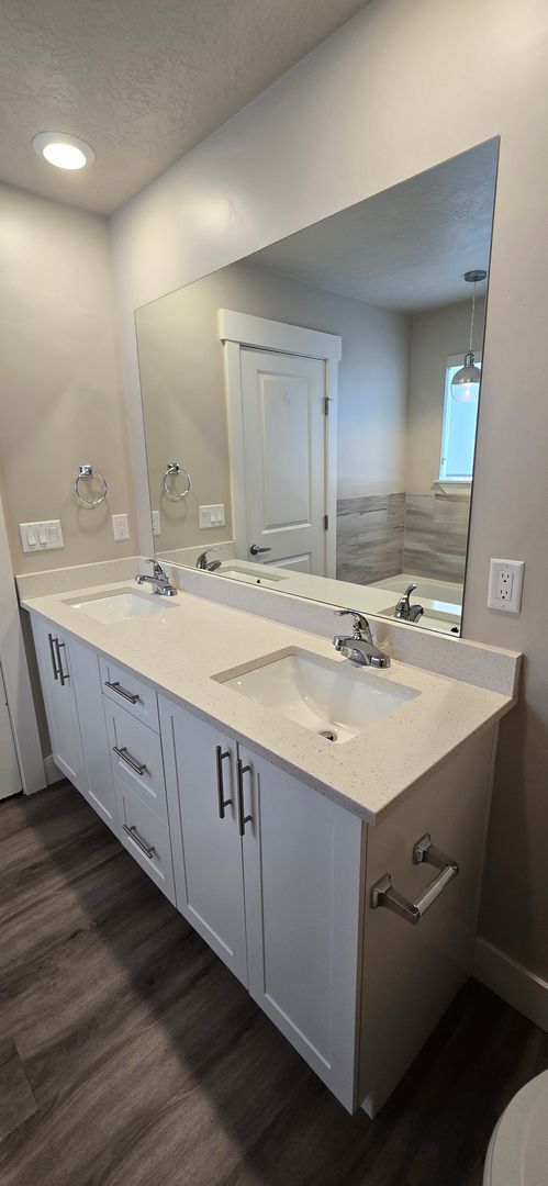 Foto del edificio - Come check out this beautiful 3 story town...