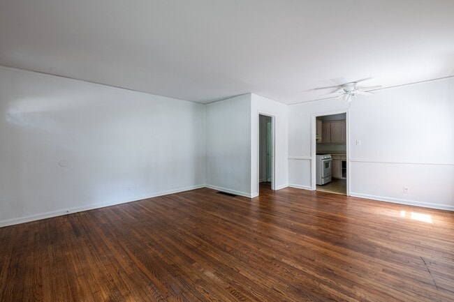 Building Photo - 1555 Venetian Dr SW