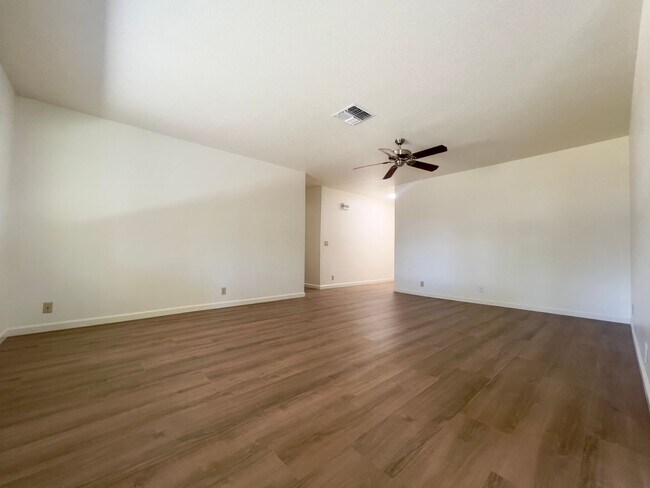 Foto del edificio - 6956 Meadow Wood Trail