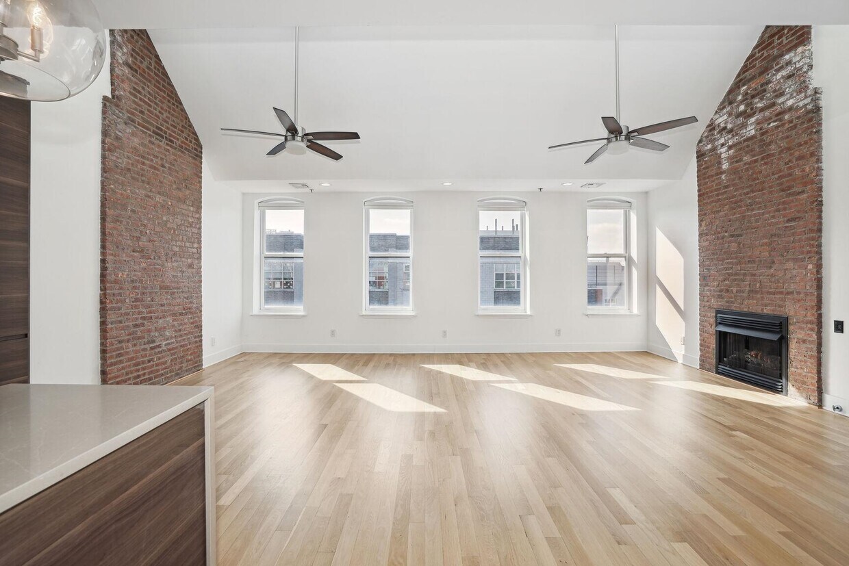 Primary Photo - 128 Bright St