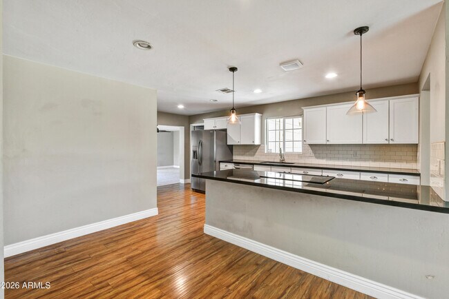 Foto del edificio - 4652 E Vernon Ave