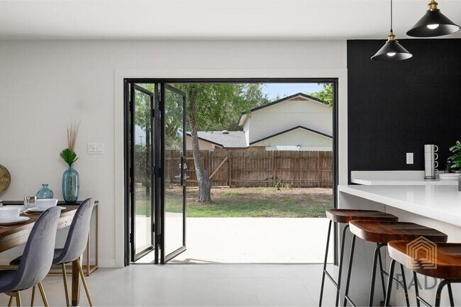 Foto del edificio - FULLY RENOVATED AND SPACIOUS 4 BED 3 BATH ...