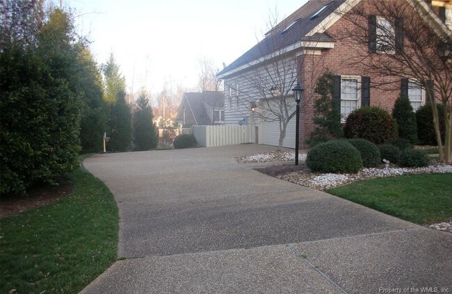 Building Photo - 202 Lakewood Dr
