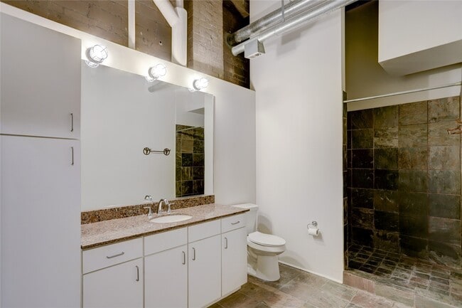 Building Photo - 705 Main St