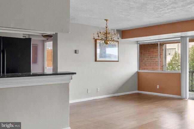 Building Photo - 5801 Quantrell Ave