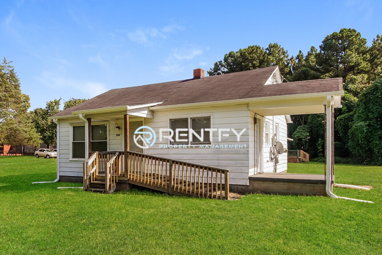 Primary Photo - 2104 E Greenbriar Rd