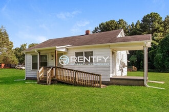 Building Photo - 2104 E Greenbriar Rd