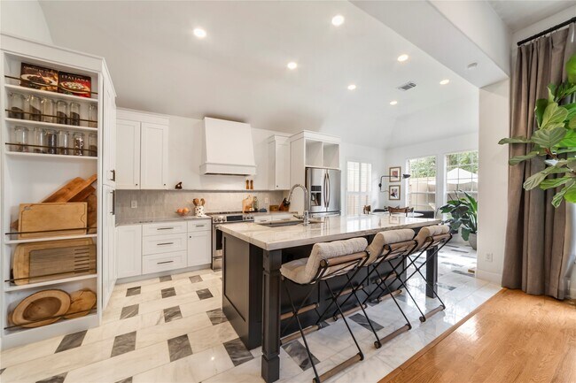 Building Photo - 1611 Lakeside Enclave Dr