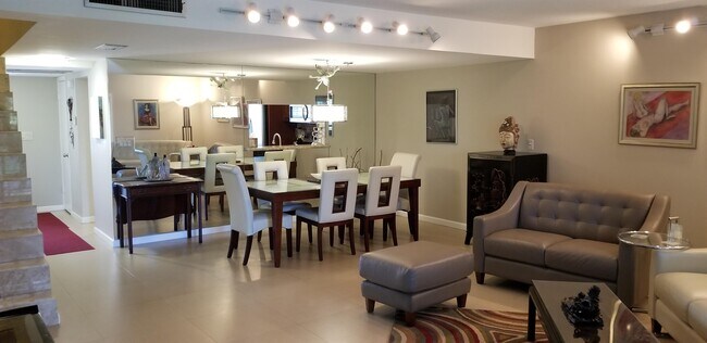 Building Photo - 3091 N Palm Aire Dr