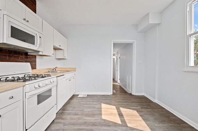 Building Photo - 28 E Meyers St