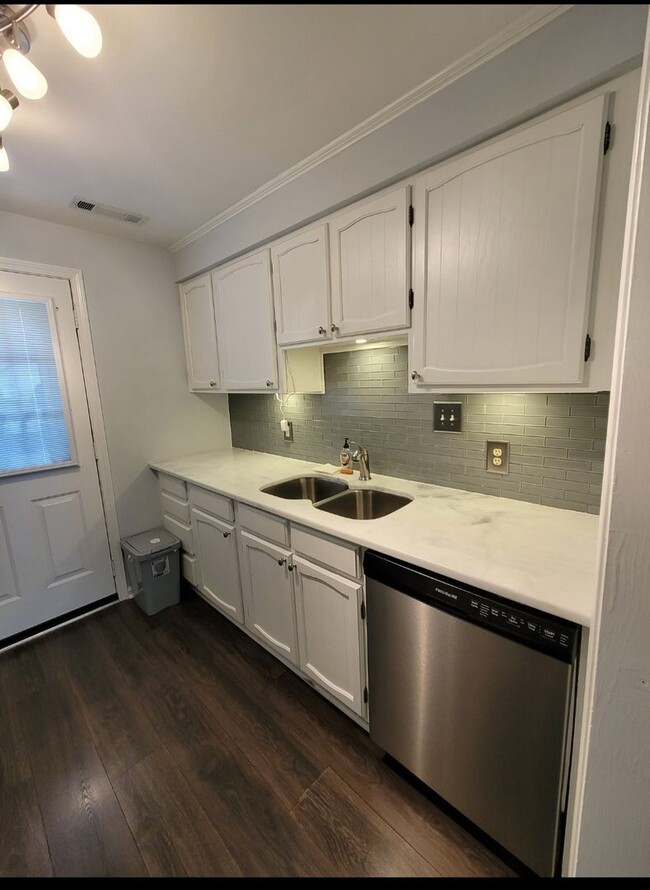 Foto del edificio - EAST OF 17 TOWNHOME