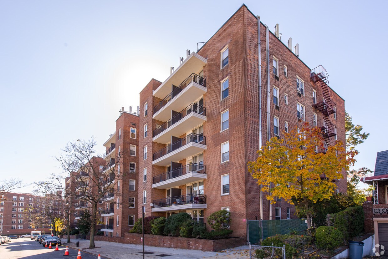 Thornton Place Owners Rentals in Forest Hills at 6750 Thornton Pl