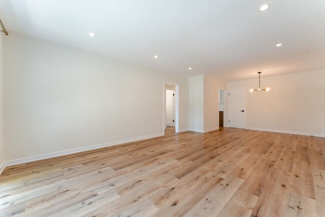 Building Photo - 1319 Havenhurst Dr