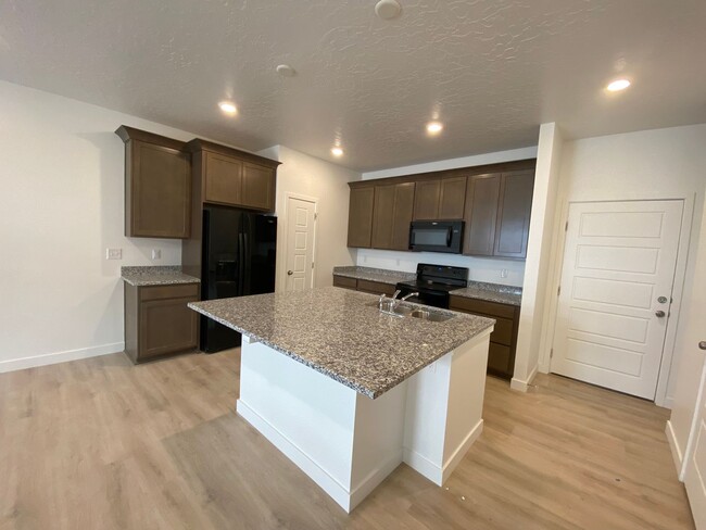 Building Photo - 3 Bd/2.5 Bathroom Townhome in Lehi