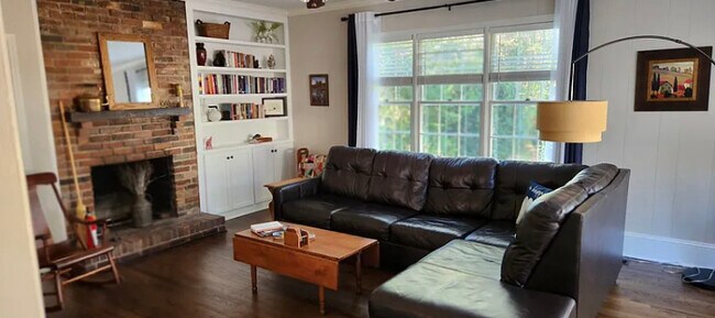 Foto del edificio - 2431 Carlton Way