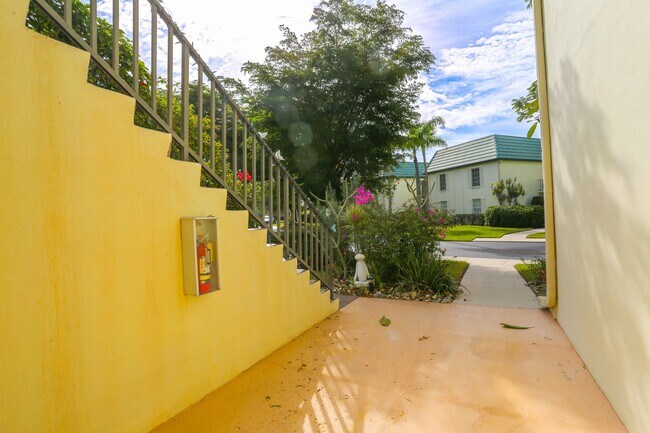 Building Photo - ***BEAUTIFUL 3BDRM/2BATH NAPLES BATH AND T...