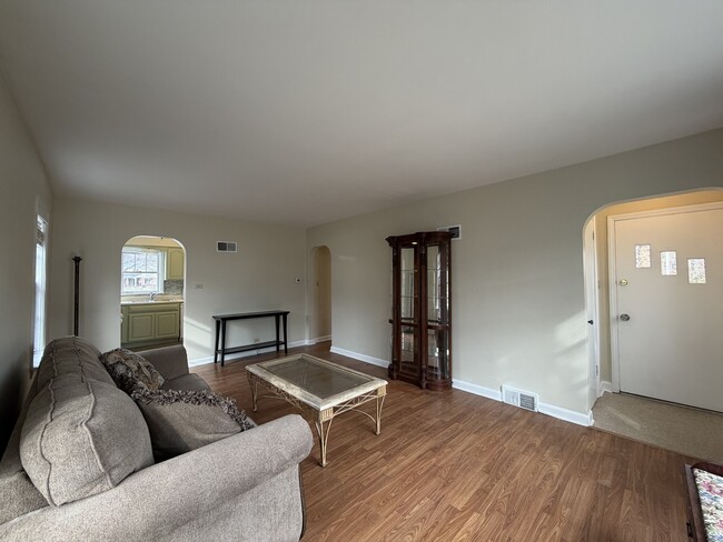 Building Photo - 538 Mills St