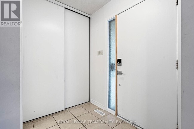 Building Photo - 2534 Southvale Crescent