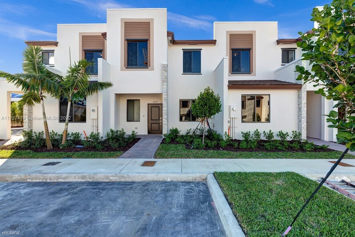 3 br, 2.5 bath Townhome 21418 NE 3rd Pl Townhouse for Rent in North
