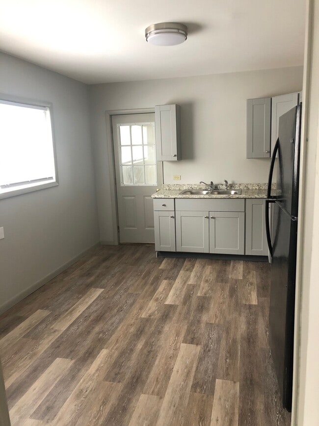 Kitchen - 112 W 1st St S