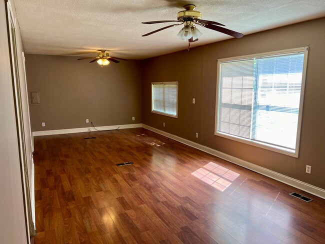 Building Photo - For Rent - 3 Bedroom 1 Bath