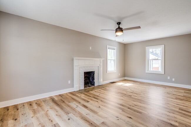 Building Photo - Enchanting 3 Bedroom 1 Bathroom Home Locat...