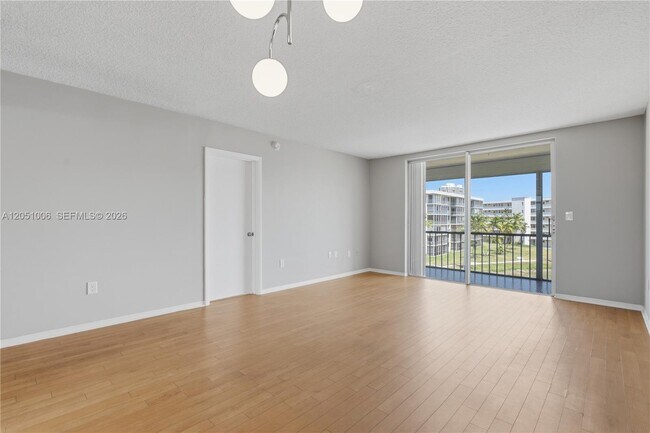 Building Photo - 2851 Leonard Dr