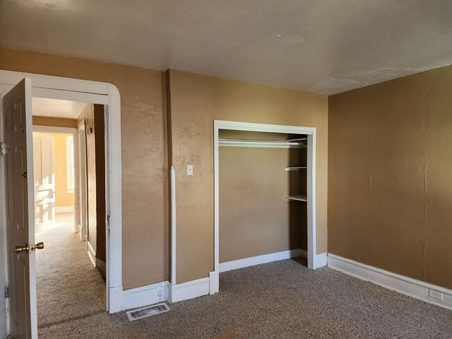 Building Photo - BIG 4 bedroom home