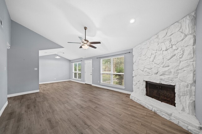 Building Photo - 8 Hideaway Dr