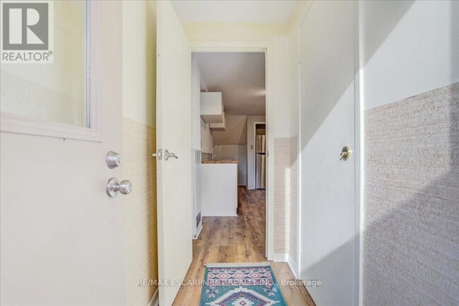 Building Photo - 4252 Jefton Crescent