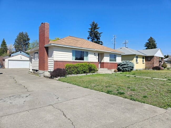 Building Photo - $1,900 - 3 Bed / 2 Bath Charming Rancher Home near the Downriver Golf Course