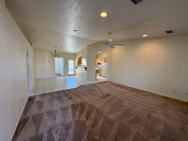 Foto del edificio - Occupied Do Not Disturb Tenant 3 Bedroom Plus Den & 2 Bath home Contact Property Pros Property Ma...