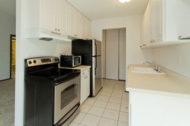 Foto del edificio - 4600 Cedar Lake Rd S