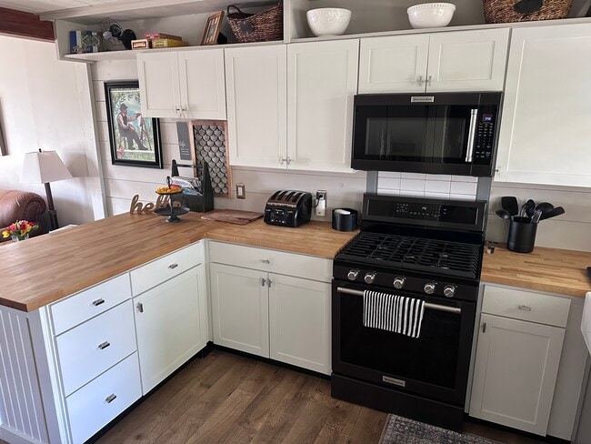 Building Photo - 1813 Bayview Ln