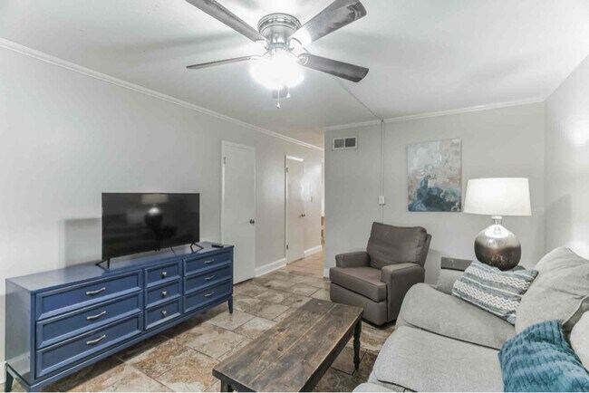 Building Photo - 2502 Redwood Ct