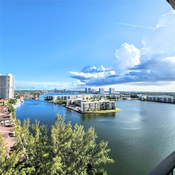 Foto del edificio - 18151 NE 31st Ct