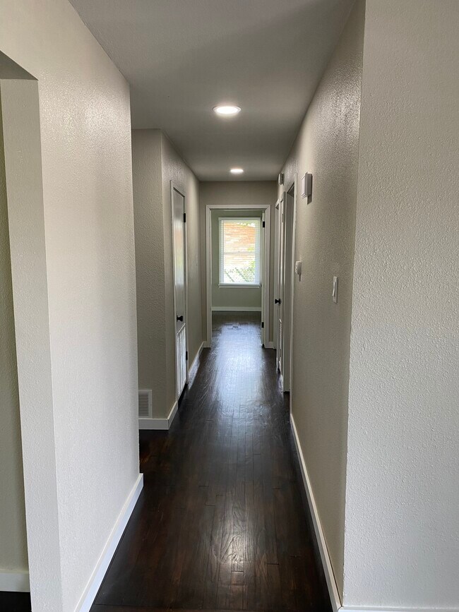 Hallway - 332 Doddridge St