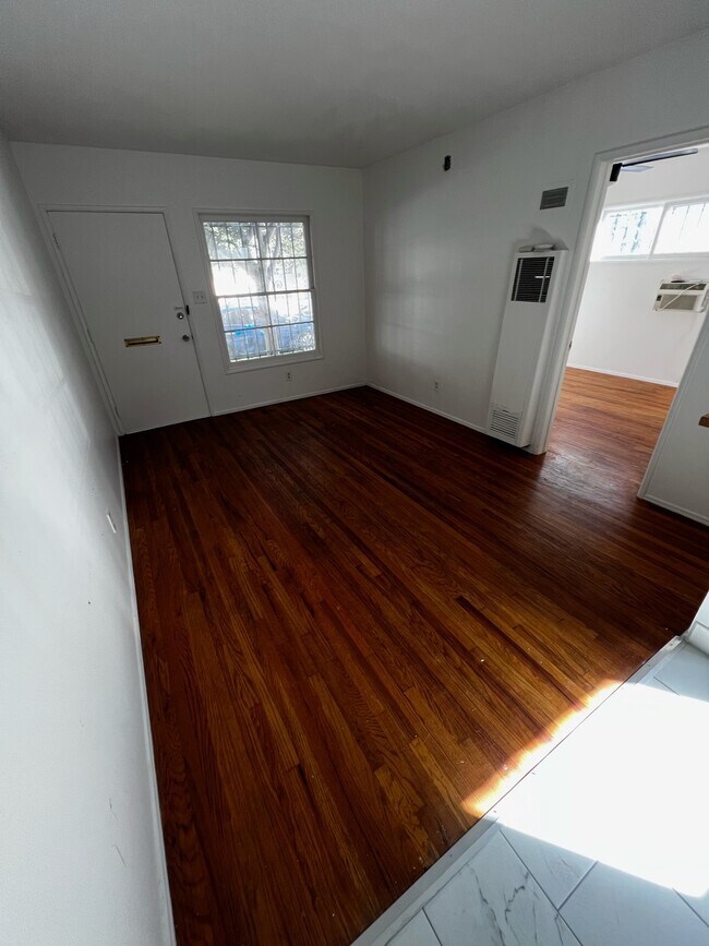 Foto del edificio - 4925 Klump Ave