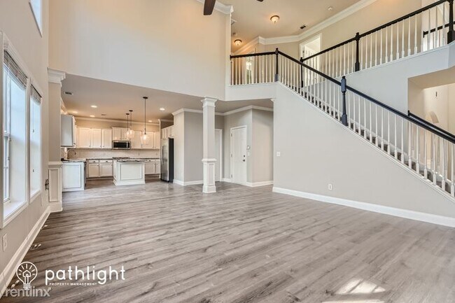 Building Photo - 5 br, 4.5 bath House - 4212 Crestwood Bend...